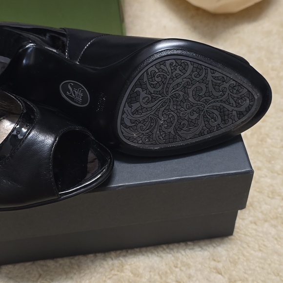 Soft Leather Black Pump - Picture 5 of 5